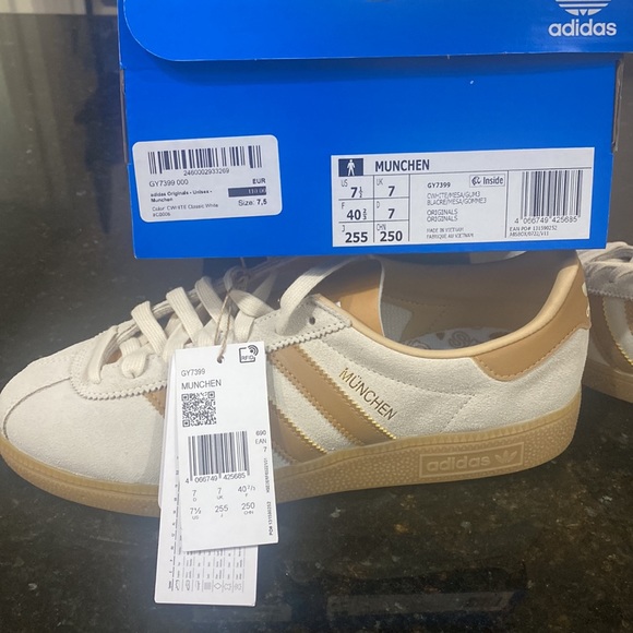 NWT IN BOX- Adidas Original Munchen sneaker - Picture 6 of 6